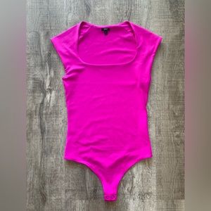 Express Body Contour Scoop Neck Cap Sleeve Bodysuit in Bright Fuschia